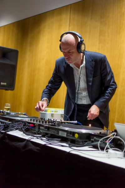 Klaus Walter am Plattenspieler